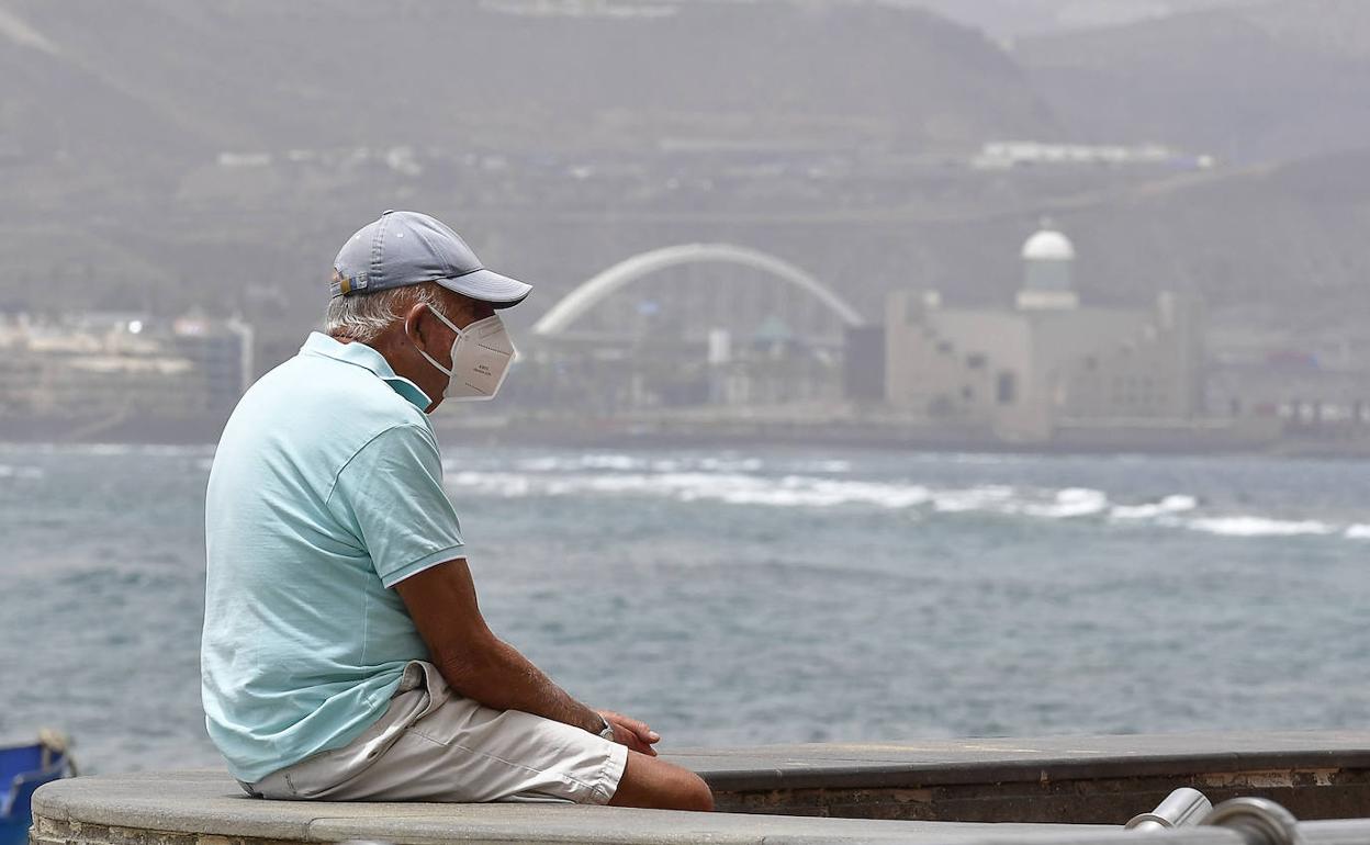 Imagen de archivo de calima en la playa de Las Canteras. 