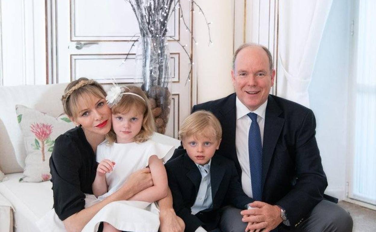 Los príncipes de Mónaco, Alberto y Charlene, posan junto a sus hijos Jaime y Gabriela. 