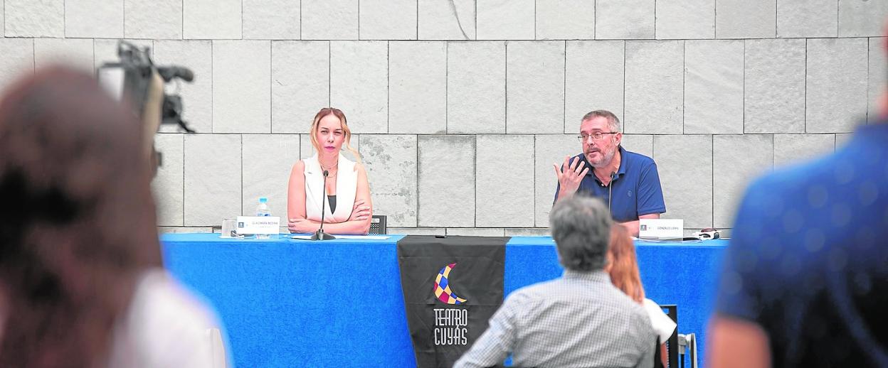 La consejera de Cultura del Cabildo de Gran Canaria, Guacimara Medina, y Gonzalo Ubani, director artístico del teatro Cuyás, ayer, durante la rueda de prensa. 