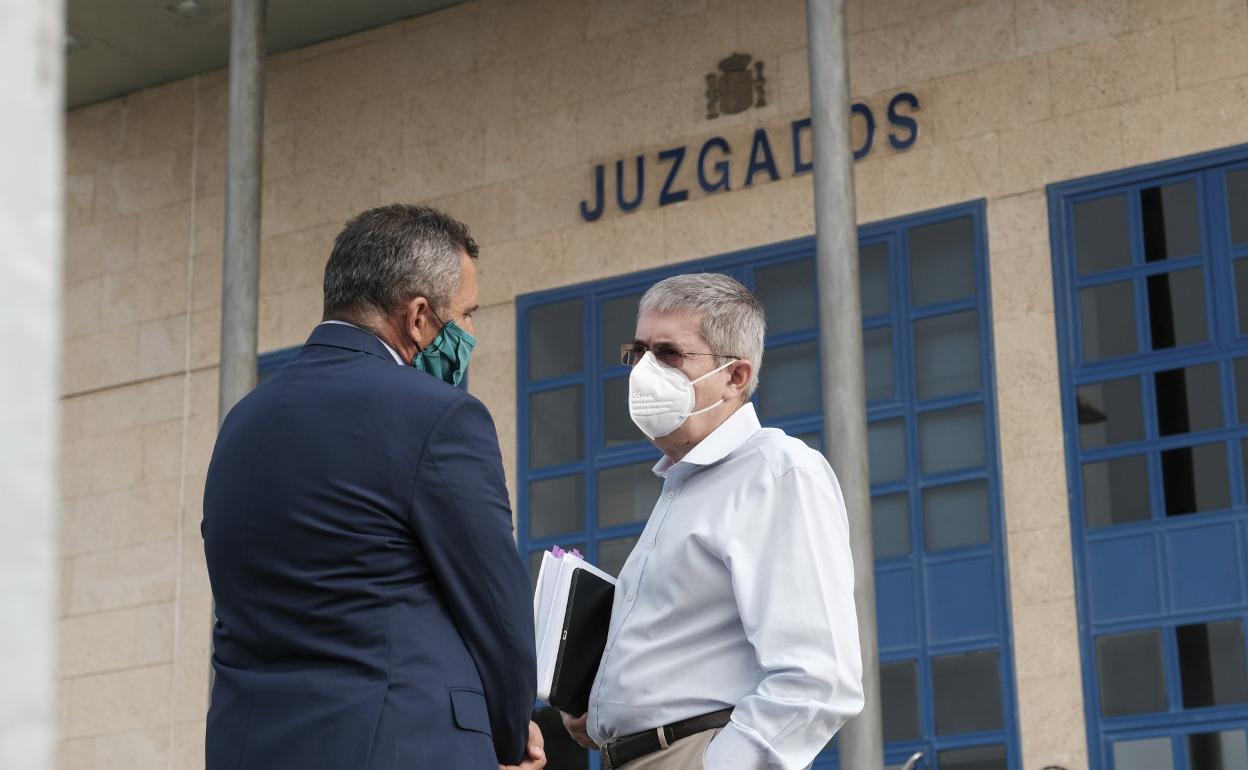 Marco Aurelio Pérez, a la derecha junto a su abogado, ayer en el juzgado. 