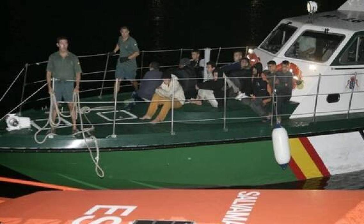 Imagen de archivo de una embarcación con migrantes en la costa lanzaroteña. 