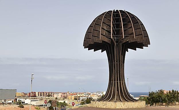 El Drago de Telde, con el barrio de La Garita al fondo. 