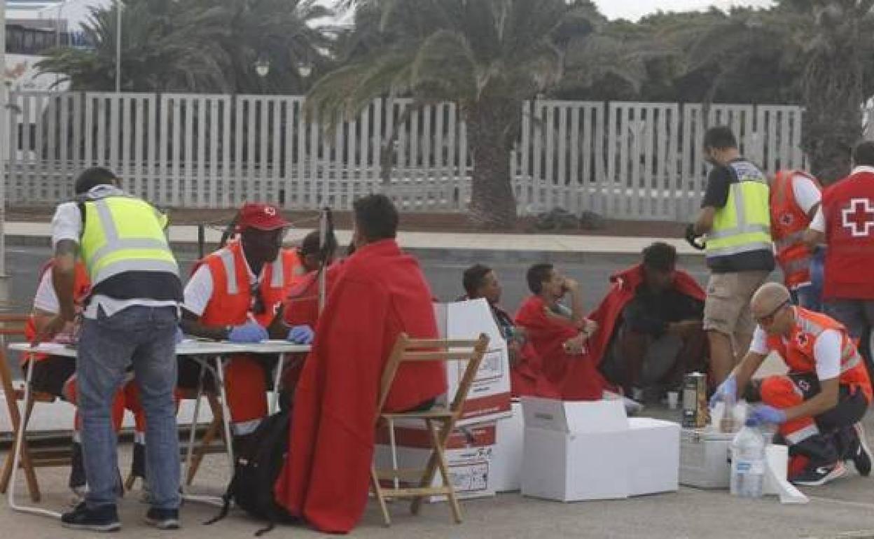 Inmagen de archivo de miembros de la Cruz Roja atendiendo a migrantes. 