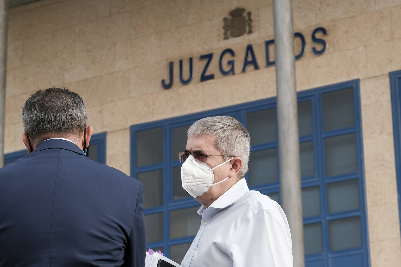 El exalcalde sureño, en la puerta de los juzgados cuando prestó declaración. 