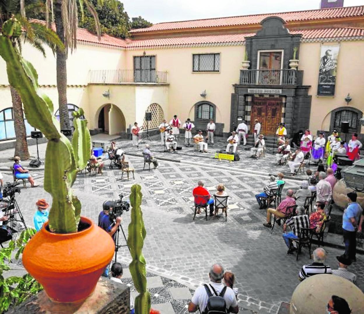 La Agrupación Folclórica Roque Nublo fue la encargada de retomar la actividad en el Pueblo Canario. 