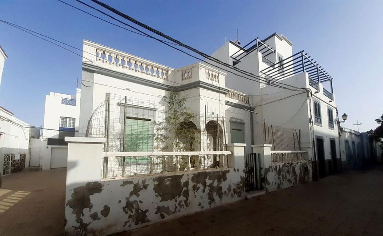 Imagen de la fachada del inmueble protegido de la calle Brasília del entorno del Charco. 