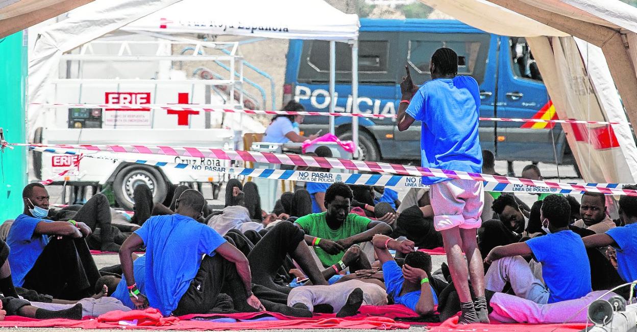 Los inmigrantes que llegaron en la mañana del domingo a Arguineguín seguían ayer en el muelle en espera de un centro de acogida. 