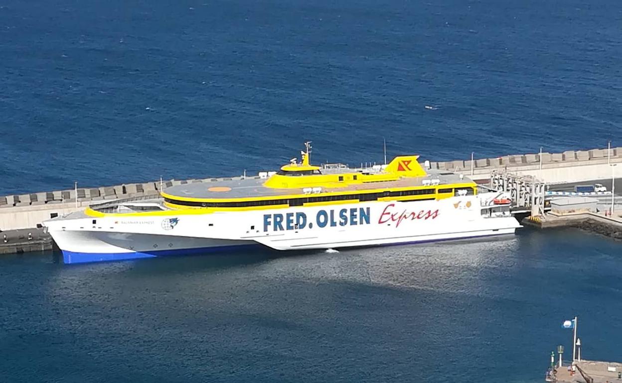 Imangen del Bajamar Expres atracado en el muelle del Puerto de Agaete en Gran Canaria