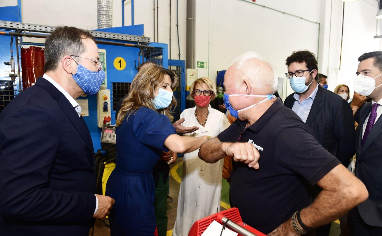 La ministra de Trabajo, junto a Mañez y el secretario de Estado de Empleo (segundo dcha), ayer en las instalaciones de Femepa. 