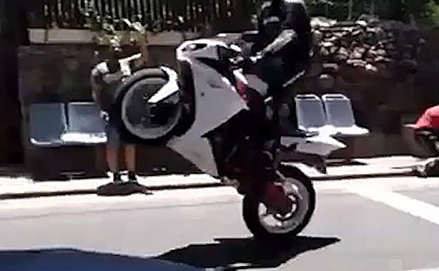 Investigan a un motorista por hacer el caballito en Santa Lucía