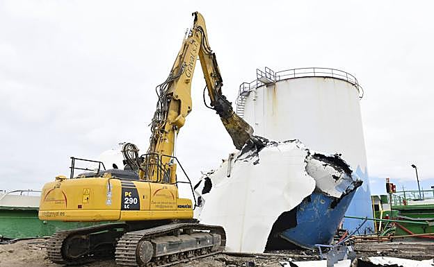 Trabajos de reirada de llos tanques de Sertego. 