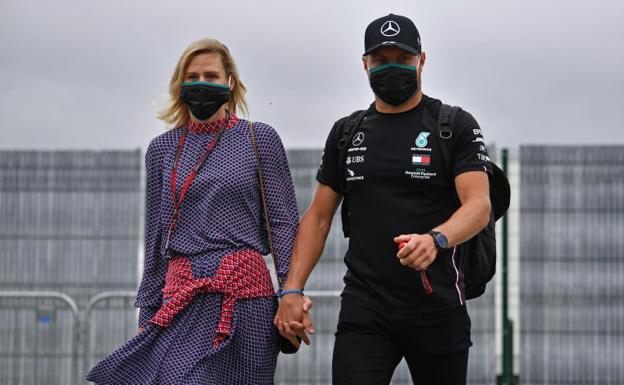 Valtteri Bottas, junto a su novia en el circuito de Silverstone. 