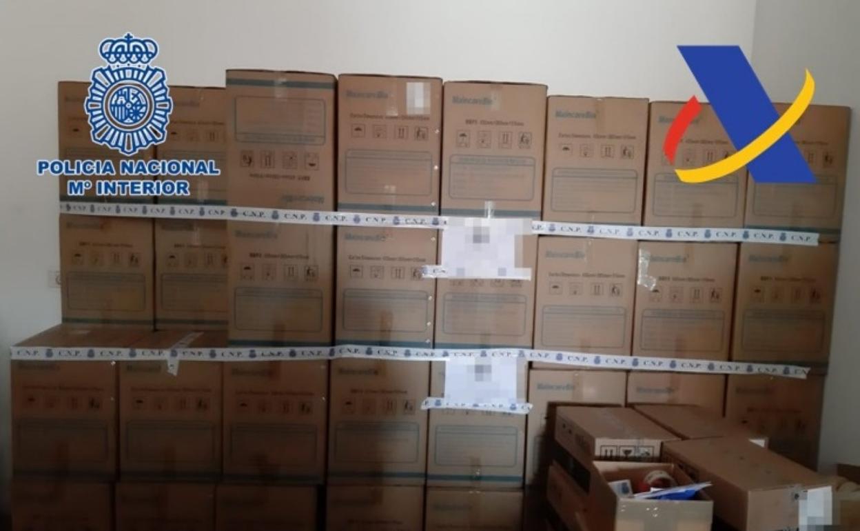 Imagen de las mascarillas almacenadas en el local del proveedor. 