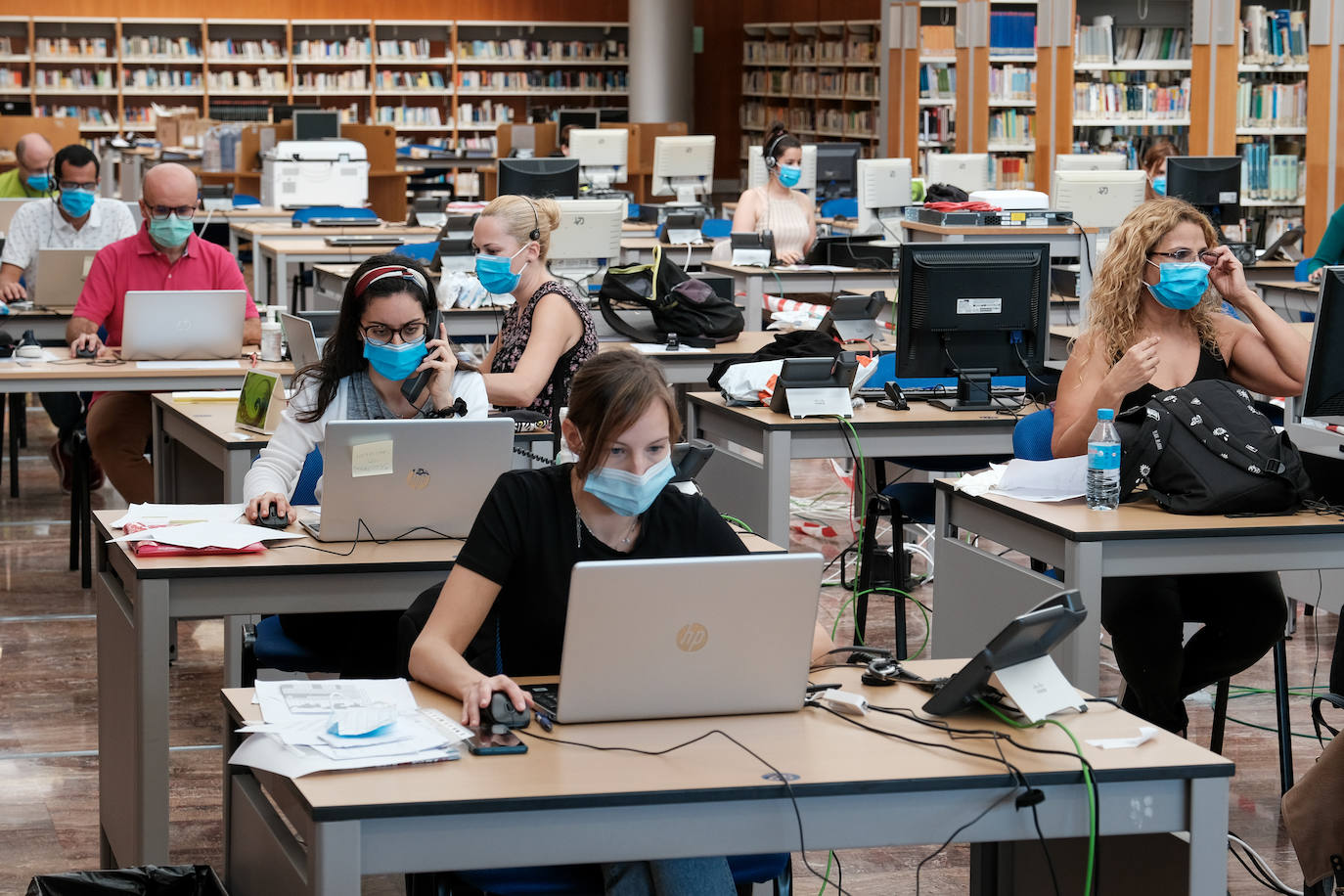 Imagen de los rastreadores del Servicio Canario de Salud trabajando en la Biblioteca del Estado. 
