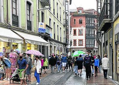 Imagen secundaria 1 - Mirador de San Pedro (arriba), calle de Llanes (centro), bonitos en el puerto de Llanes (abajo).