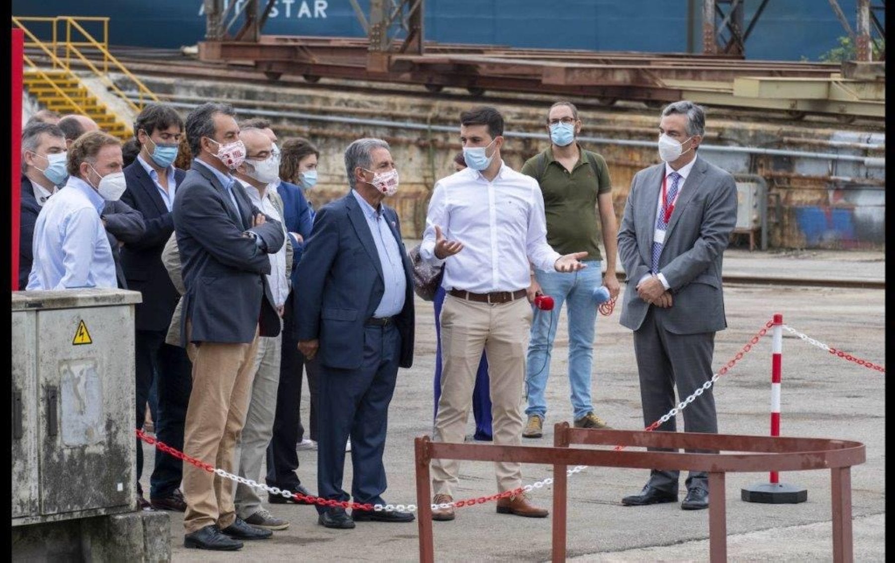 El presidente Revilla, ayer en las instalaciones de Astander junto a sus directivos. A la derecha (priero) el director de Astander, Juan Luis Sánchez. 