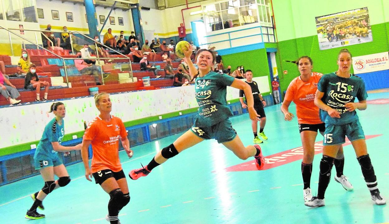 La jugadora japonesa del Rocasa Gran Canaria Mizuki Hosoe, en una acción ofensiva de las grancanarias. 