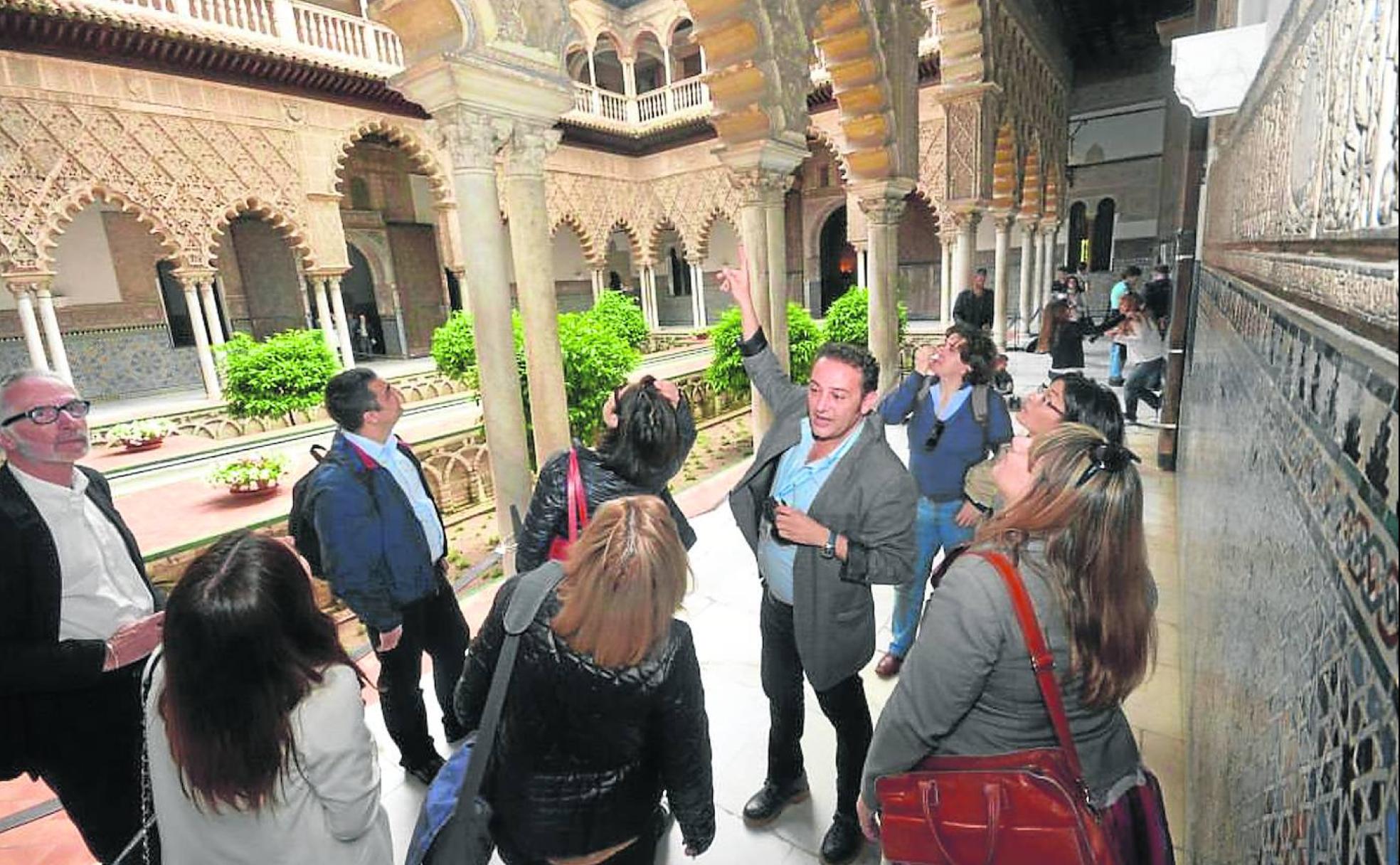 Reales Alcázares. Pepe Pallarés explica a un grupo de turistas extranjeros los entresijos de este rincón se Sevilla, imposible de ver sin colas hasta ahora.