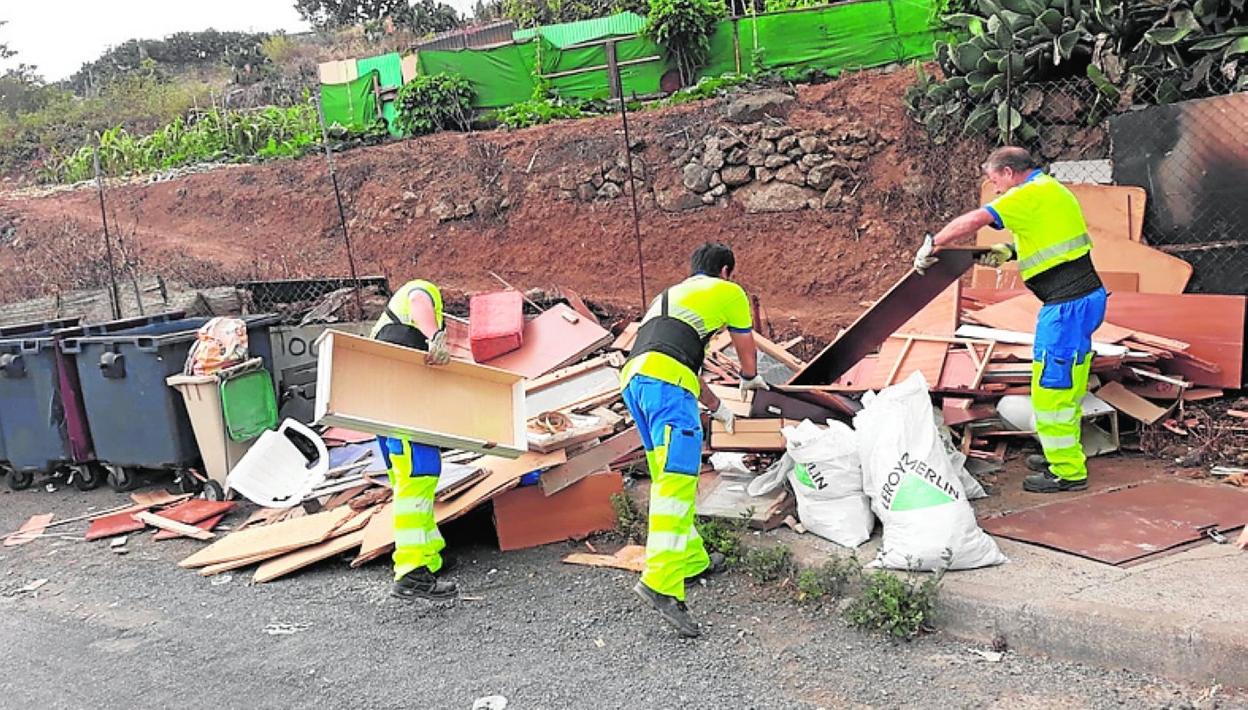 El abandono de trastos es la incidencia que más se repite. 