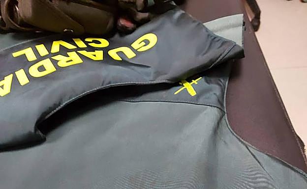 El chaleco con el balazo. 