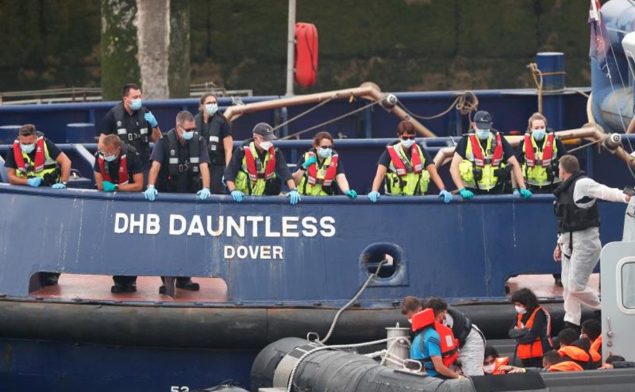 La policía fronteriza británica intercepta a unos migrantes ilegales cerca de Dover. 