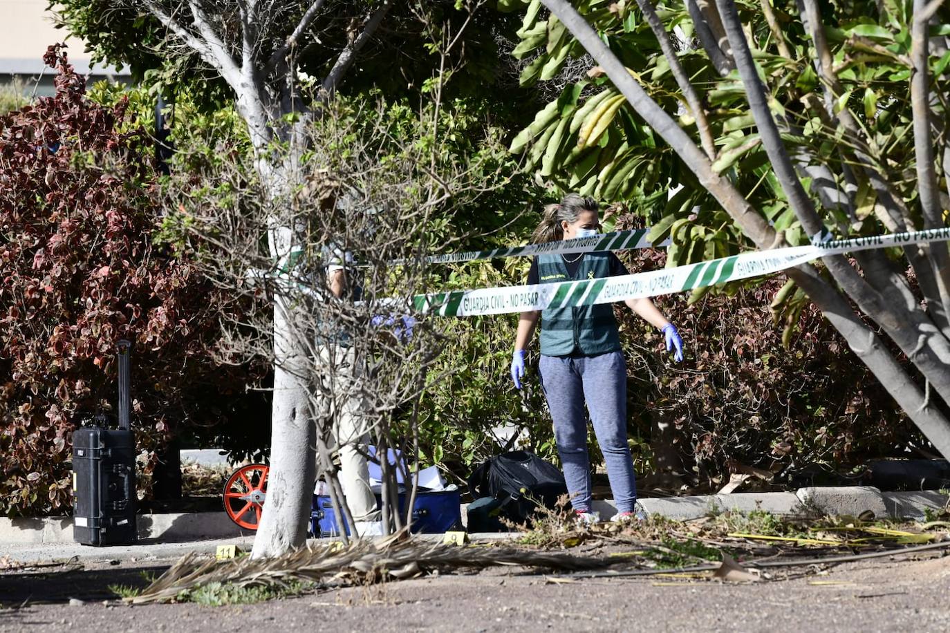 La Guardia Civil recoge pruebas en el lugar del suceso. 