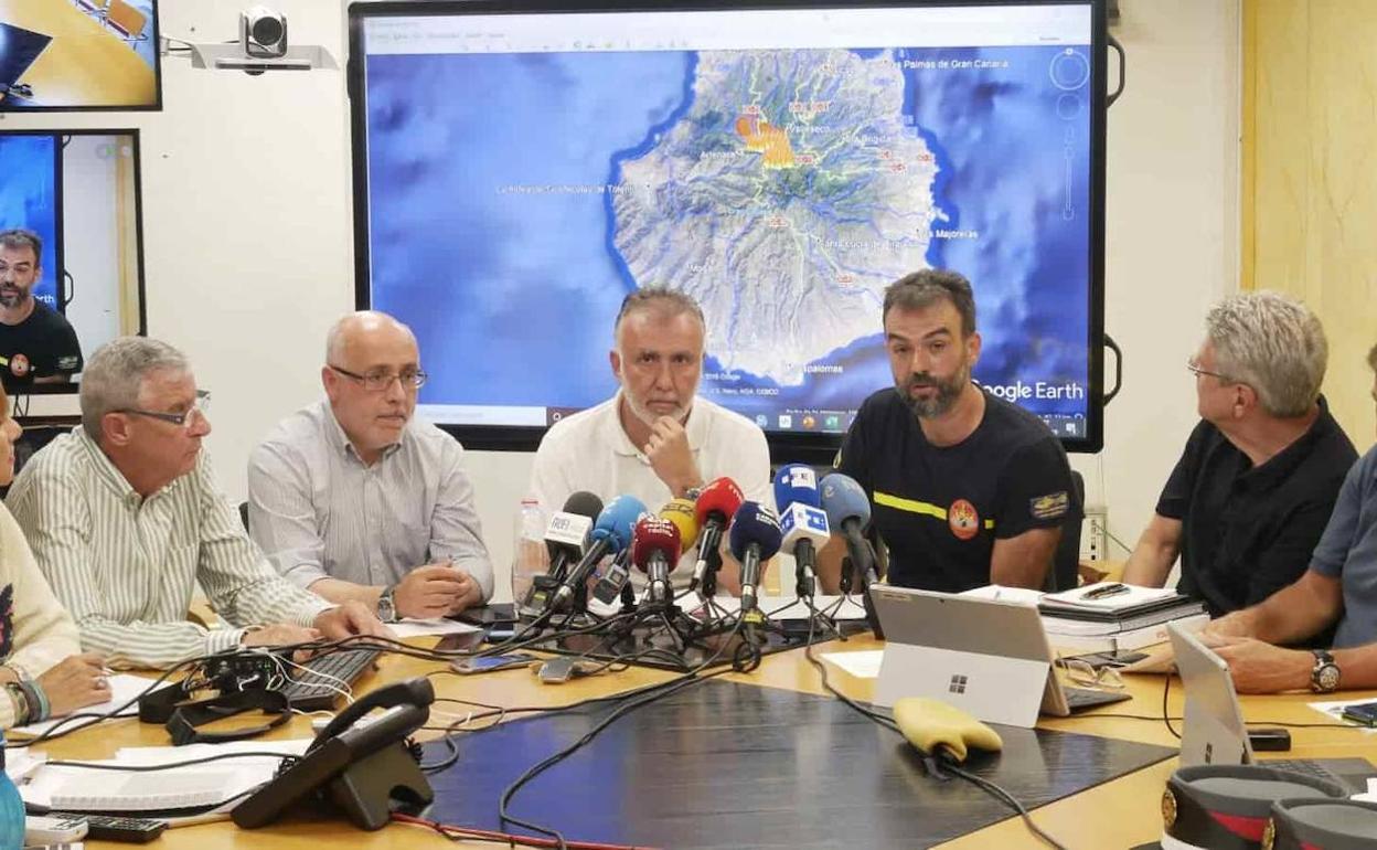 Imagen de la rueda de prensa de la noche en que se inició el gran incendio. 