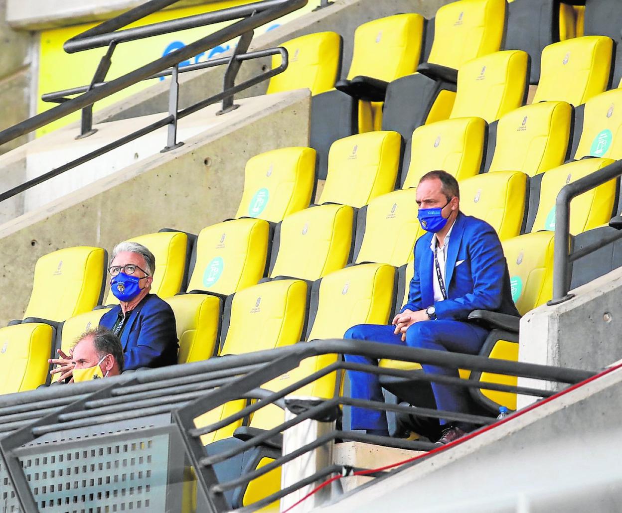 Luis Helguera, director deportivo de la UD, viendo un partido desde el palco del Gran Canaria. 