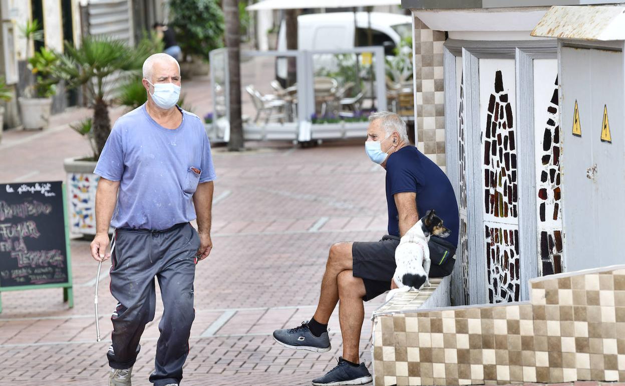 Imagen de dos hombres en Las Canteras