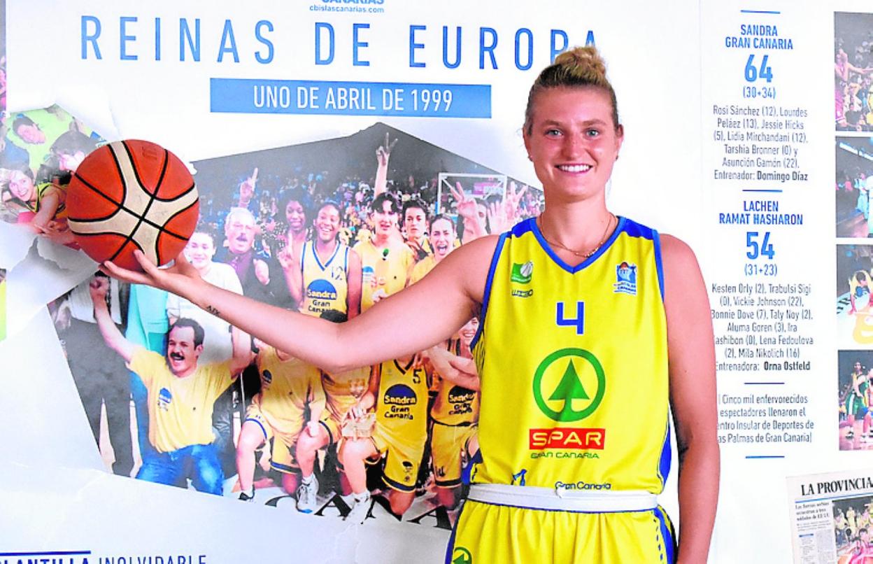 Alina Hartmann posa con su nueva camiseta. 