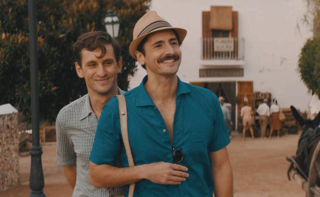 Raúl Arévalo y Juan Diego Botto en 'Los europeos', adaptación de la novela de Rafael Azcona dirigida por Víctor García León que se estrena en Málaga.