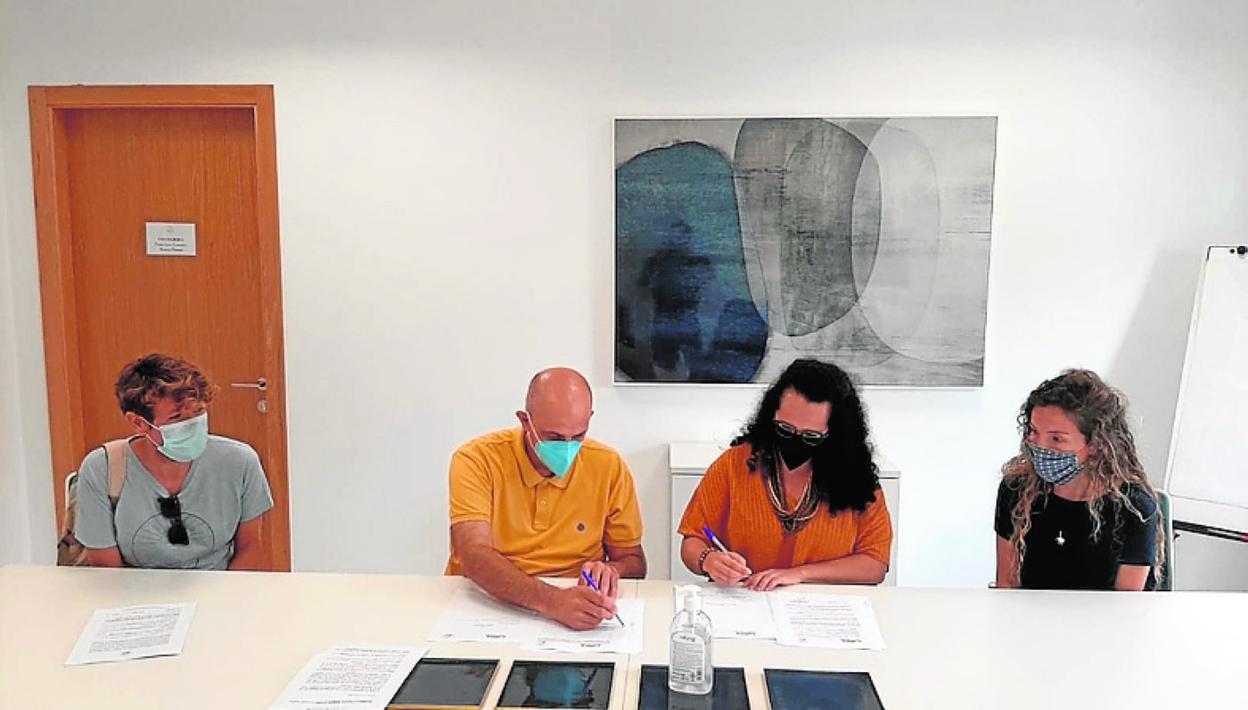 Firma del convenio entre representantes de Avanfuer y Cabildo. 