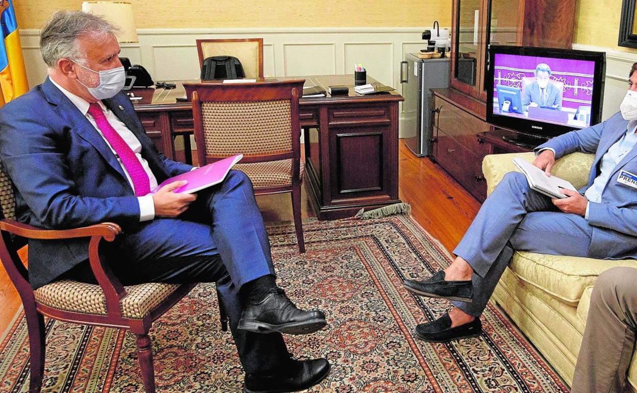 El presidente del Gobierno recibe en su despacho habilitado en el Parlamento al presidente de la Asociación Hotelera y Extrahotelera de Santa Cruz de Tenerife (Ashotel). 