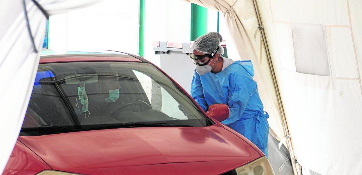 Una sanitaria realiza un exudado para una prueba PCR en el puesto de toma de muestras de Santa Catalina, en la capital grancanaria. 