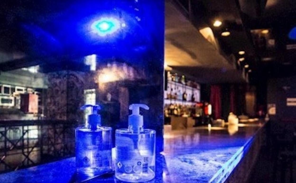 Imagen de la barra de una discoteca. Desde el pasado jueves el ocio nocturno no puede abrir sus puertas en Canarias. 