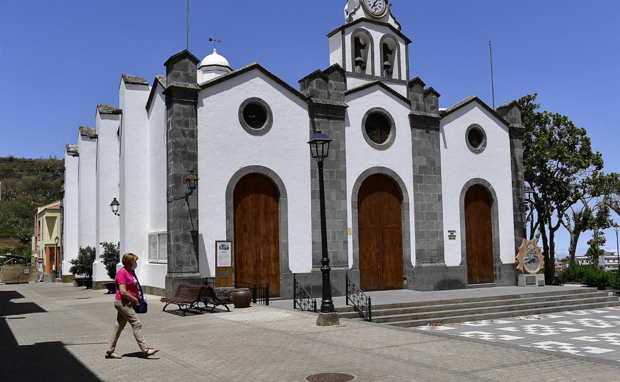Las calles de Valleseco, donde el Ayuntamiento ha recomendado a sus vecinos el autoconfinamiento, estaban ayer casi desiertas. 