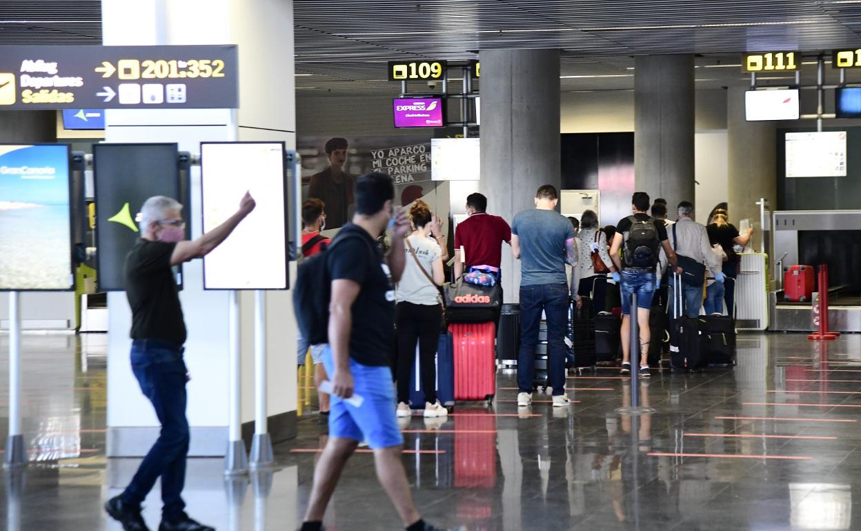 Las aerolíneas tratan de ajustarse a una demanda que se ha mermadoy que caerá más en septiembre por los rebrotes y las restricciones para viajar. 
