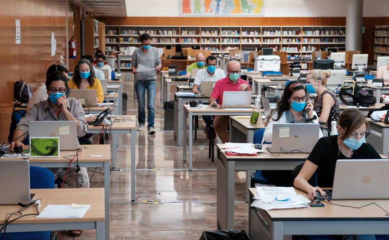Imagen de archivo del equipo de rastreo de Atención Primaria que opera desde la Biblioteca del Estado de la capital grancanaria. 