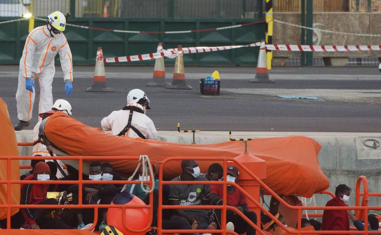 Los 60 ocupantes subsaharianos, entre los que hay mujeres y menores, llegan hoy jueves a Puerto del Rosario,