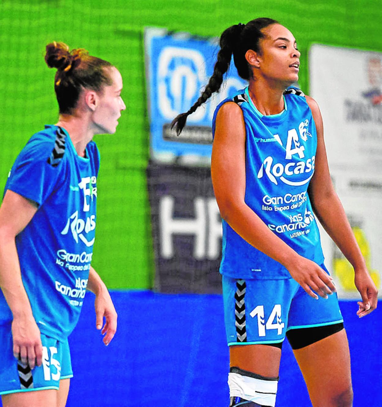 Sayna Mbengue -derecha- volvió a jugar tras la lesión. 