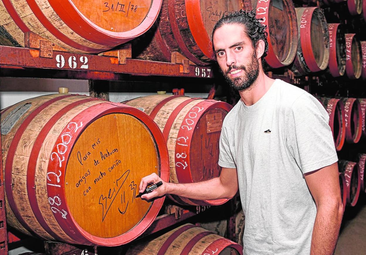 El alero madrileño del Gran Canaria, Javier Beirán, firmó en uno de los barriles, un ritual en el recorrido, durante una visita a las instalaciones de Destilerías Arehucas. 