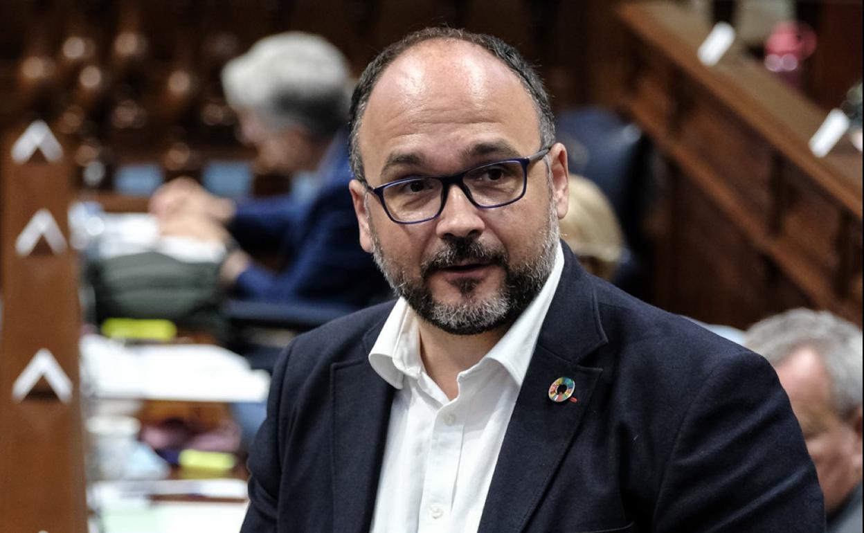 El consejero, José Antonio Valbuena, en una comparecencia en el Parlamento. 