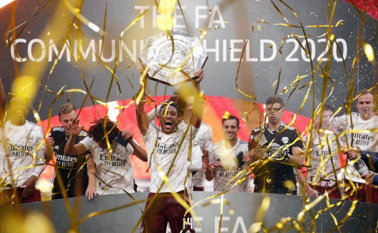 Pierre-Emerick Aubameyang levanta el trofeo de la Community Shield. 