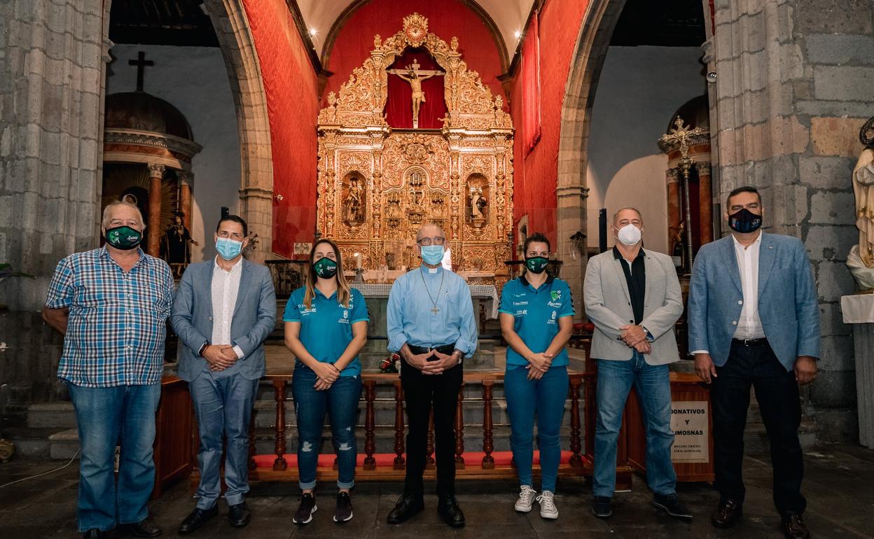 La comitiva del Rocasa Gran Canaria y representantes políticos visitaron ayer la Basílica Menor de San Juan Bautista de Telde. 
