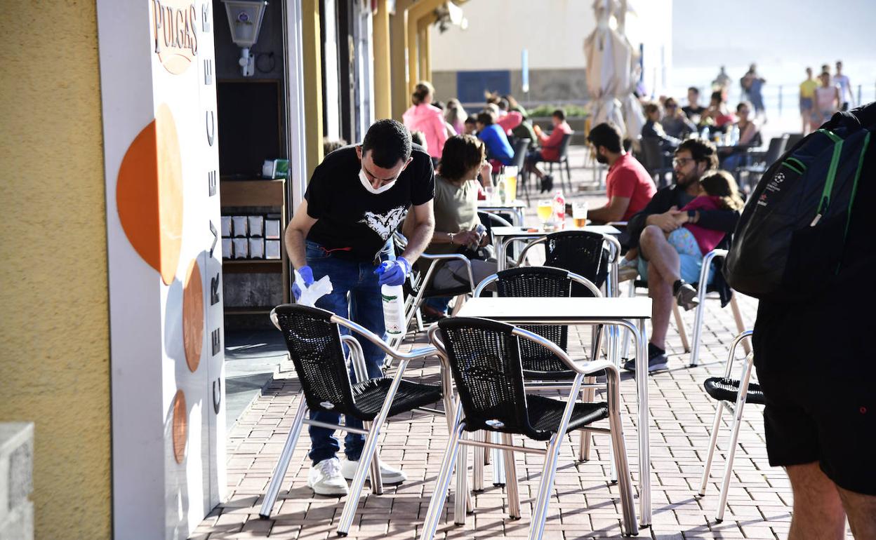 Un joven trabajando en Las Canteras