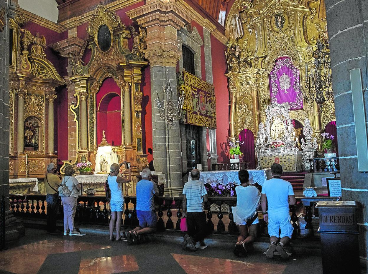 En el interior del templo se mantienen las medidas de distanciamiento e higiene para combatir el coronavirus. 