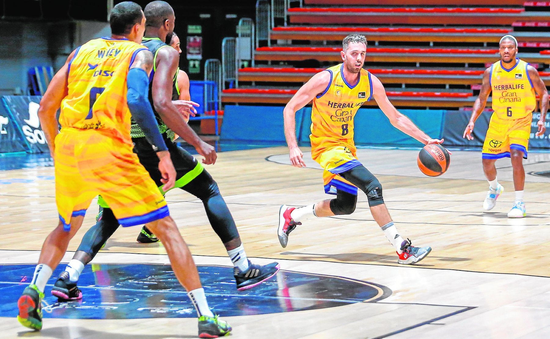 El escolta internacional italiano Amedeo Della Valle conserva el balón durante un lance del compromiso ante el cuadro madrileño. 