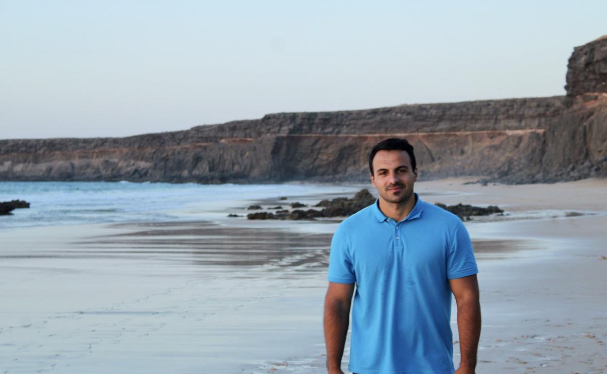 Edu Blasco, nacido en San Sebastián y criado en Fuerteventura desde los cuatro años, antes de entrenar. 