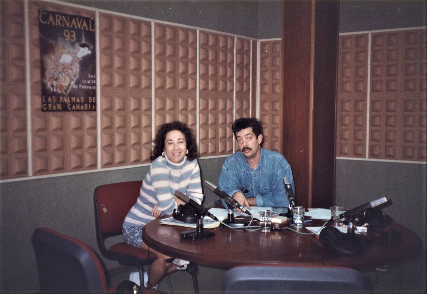 Lola Atienza y Vicente Martín Abreu en los antiguos estudios de RNE en Primero de Mayo. 