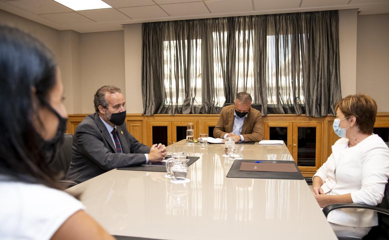 De izquierda a derecha, Rafael RObaina, Ángel Víctor Torres y Rosa Aguilar en la reunión en la sede de Presidencia del Gobierno. 